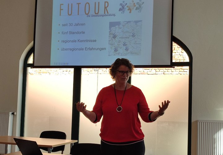 Heike Glatzel (Projektleiterin der Futour GmbH) erklärt im Wellner Dorfgemeinschaftshaus die Vorgehensweise bei der Erstellung des neuen Integrierten Gemeindlichen Entwicklungskonzeptes (IGEK).