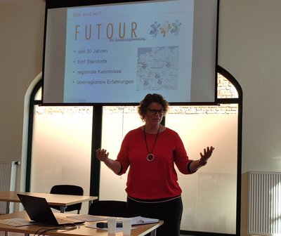 Heike Glatzel (Projektleiterin der Futour GmbH) erklärt im Wellner Dorfgemeinschaftshaus die Vorgehensweise bei der Erstellung des neuen Integrierten Gemeindlichen Entwicklungskonzeptes (IGEK).