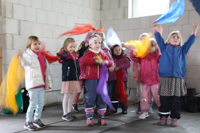 Die Kitakinder aus Ackendorf und Schackensleben haben für die Gäste des Rohbaufestes Herbstlieder gesungen und einen Tanz aufgeführt. Die Kitakinder aus Ackendorf und Schackensleben haben für die Gäste des Rohbaufestes Herbstlieder gesungen und einen Tanz aufgeführt.