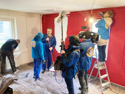 Das mdr-Team begleitete die Aktion von Torsten Barwig (Bildmitte) und seinen Mitstreitern im Hermsdorfer Repaircafé einen Tag lang.