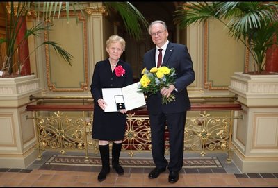 Mit der Ehrennadel des Landes Sachsen-Anhalt hat Ministerpräsident Reiner Haseloff die langjährige Bürgermeisterin der Hohen Börde Steffi Trittel ausgezeichnet.