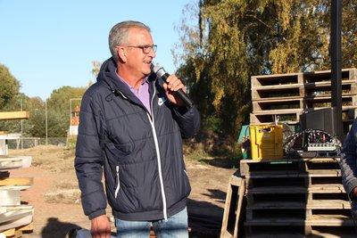Ortsbürgermeister Jens Göttinger beim Fest des zukünftigen Familiensportbades in Niederndodeleben.