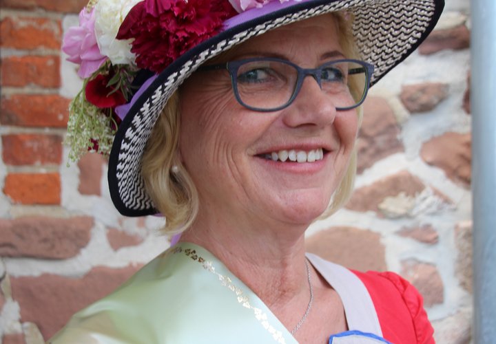 Die Holunderhutkönigin wurde 2017 in Wellen Stefanie Hollburg.