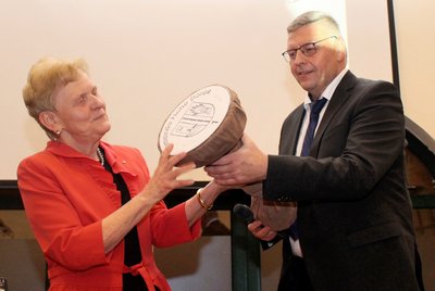 Als Zeichen der Übergabe der Amtsgeschäfte gab es von Steffi Trittel ein hölzernes Siegel für ihren Nachfolger Andreas Burger.