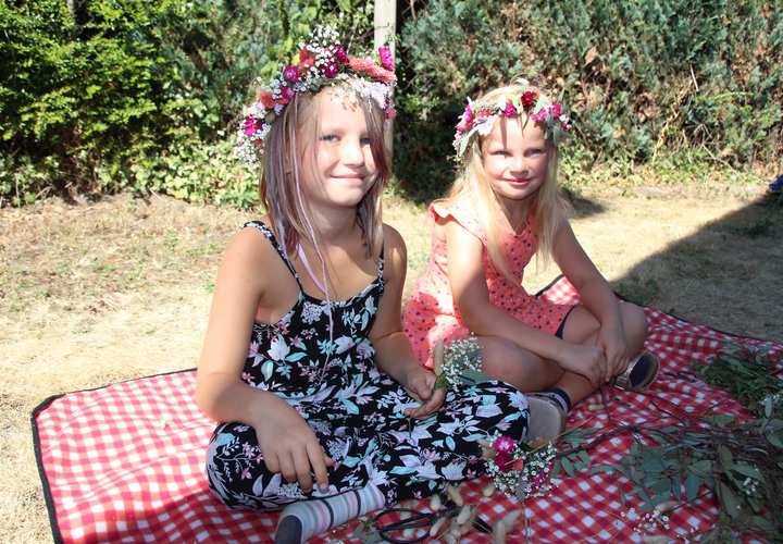 Fibi Abby Fay Schädel (8) aus Niederndodeleben (von links) und Stella Malina Nachtigall (6) aus Bornstedt mit ihren selbstgebundenen Blumenkränzen. 