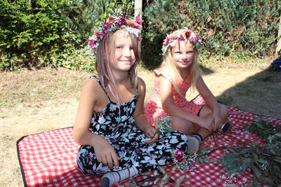 Fibi Abby Fay Schädel (8) aus Niederndodeleben (von links) und Stella Malina Nachtigall (6) aus Bornstedt mit ihren selbstgebundenen Blumenkränzen. 
