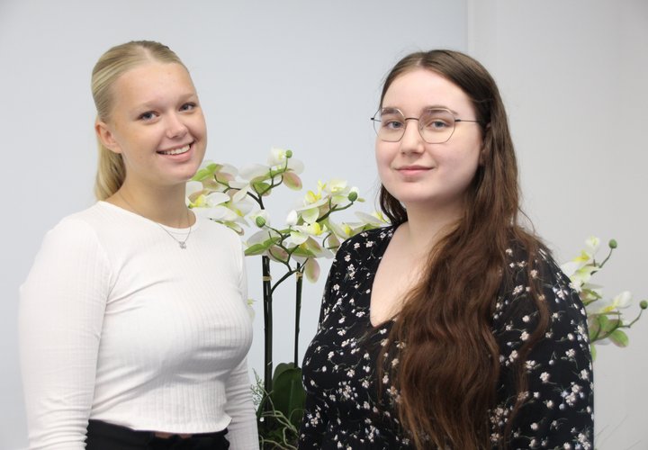 Larissa Milane Jenrich (links) und Viktoria Hoppe haben im August 2022 ihre Ausbildung bei der Gemeinde Hohe Börde begonnen.