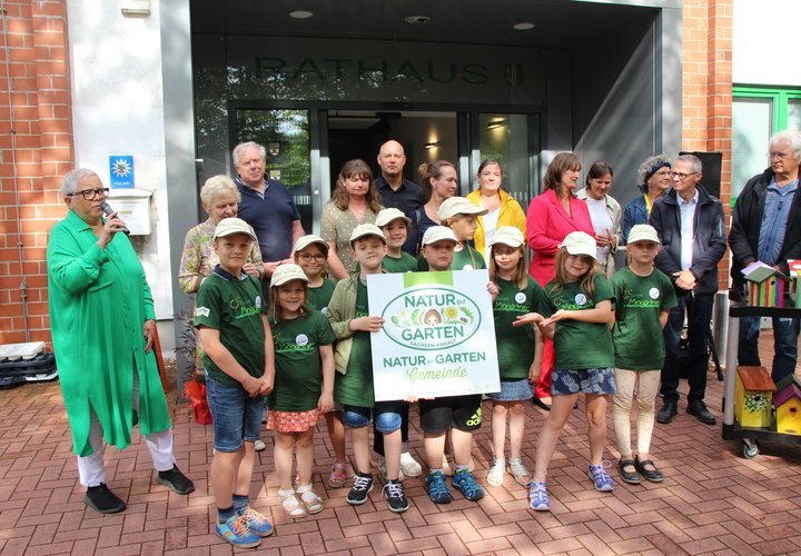Im Juli 2023 hat die Gemeinde Hohe Börde als erste Kommune in Sachsen-Anhalt das Label „Natur im Garten“ erhalten. Nun wurde die Hohe Börde für einen Europäischen Preis für ökologisches Gärtnern nominiert. 