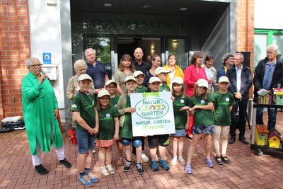 Im Juli 2023 hat die Gemeinde Hohe Börde als erste Kommune in Sachsen-Anhalt das Label „Natur im Garten“ erhalten. Nun wurde die Hohe Börde für einen Europäischen Preis für ökologisches Gärtnern nominiert. 