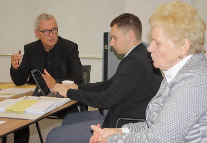 Dr. Wolfgang Bock, Rathausmitarbeiter Eric Körner vom Stab der Bürgermeisterin und Bürgermeisterin Steffi Trittel (von links) trafen sich in Irxleben zu einem ersten Abstimmungsgespräch für die neue Studie. 