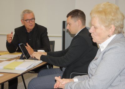 Dr. Wolfgang Bock, Rathausmitarbeiter Eric Körner vom Stab der Bürgermeisterin und Bürgermeisterin Steffi Trittel (von links) trafen sich in Irxleben zu einem ersten Abstimmungsgespräch für die neue Studie. 