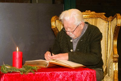 Der 90-jährige Erhard Beulecke vom Kulturverein Hohe Börde war der älteste Vereinsvertreter, der sich Wellen in das Goldene Buch der Gemeinde Hohe Börde eintragen durfte.