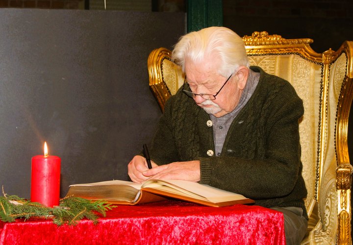 Der 90-jährige Erhard Beulecke vom Kulturverein Hohe Börde war der älteste Vereinsvertreter, der sich Wellen in das Goldene Buch der Gemeinde Hohe Börde eintragen durfte.