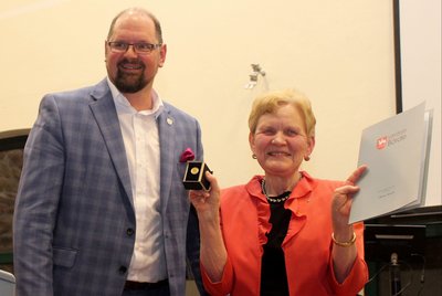 Landrat Martin Stichnoth würdigte Steffi Trittels Verdienste als Bürgermeisterin mit der Ehrennadel des Landkreises.
