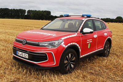 Roter Pkw der Feuerwehr auf einem Feld.