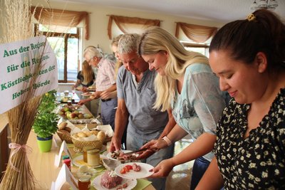 Das Vorbereitungsfrühstück mit regionalen Spezialitäten hat für die Akteure der Veranstaltung „Tag der Regionen 2022“ am 25. August im Dorfgemeinschaftshaus Bornstedt stattgefunden.