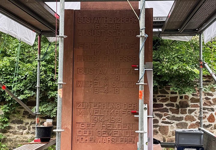 Das Foto zeigt die restaurierte Tafel mit Namen und Daten der Gefallenen.