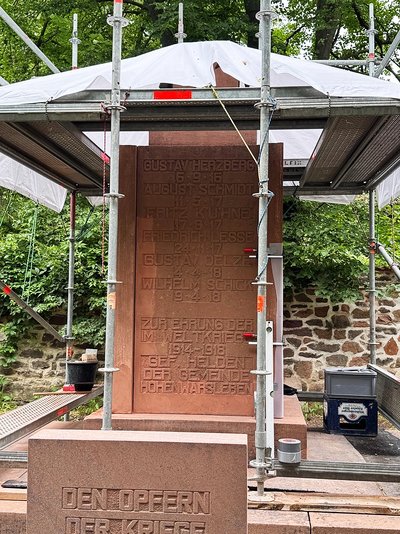 Das Foto zeigt die restaurierte Tafel mit Namen und Daten der Gefallenen.
