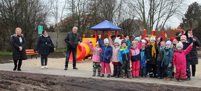 Die Kita „Abenteuerland“ aus Hermsdorf eröffnete den neuen Spielplatz im Wohngebiet „Am Pappelwald“ gemeinsam mit der Bürgermeisterin Steffi Trittel (von links), Rathausmitarbeiterin Jasmin Heimer und Ortsbürgermeister Dieter Dähnhardt.