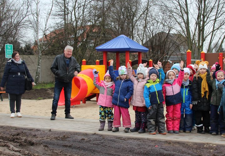 Die Kita „Abenteuerland“ aus Hermsdorf eröffnete den neuen Spielplatz im Wohngebiet „Am Pappelwald“ gemeinsam mit der Bürgermeisterin Steffi Trittel (von links), Rathausmitarbeiterin Jasmin Heimer und Ortsbürgermeister Dieter Dähnhardt.