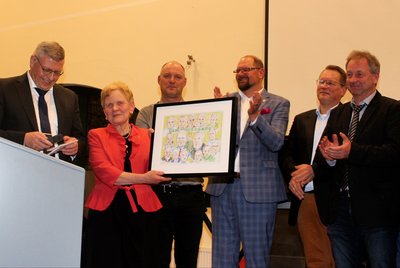 Erinnerung an die amtierenden Ortsbürgermeister und den Landrat sichert Steffi Trittel zukünftig auch eine Karikatur für die Wand.