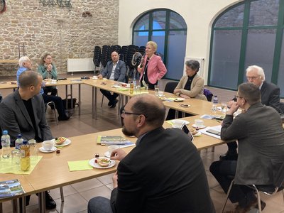 Bürgermeisterin Steffi Trittel (stehend) begrüßte Ehrengast Lydia Hüsekns (rechts daneben) und die Teilnehmer des seit 2012 stattfindenden Unternehmerfrühstücks der Hohen Börde.