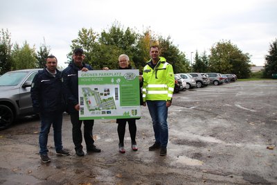 Hauptsachbearbeiter im Bereich Hoch- und Tiefbau Sebastian Mund (von links), Bauamtsleiter Rüdiger Schmidt, Landschaftsarchitektin Christa Ringkamp und Bauhofleiter Christoph Weidig auf dem Rathausparkplatz der Gemeinde Hohe Börde.