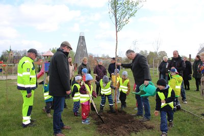 Ortsbürgermeister Albrecht von Bodenhausesn pflanzte mit den Kita-Knirpsen „Thiespatzen“ eine Moor-Birke an der Allee der Jahresbäume in Nordgermersleben.